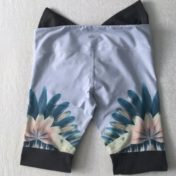 Alo Yoga Goddess Ribbed Legging Woman’s Size Large Tropical Feathers Print/Grey - Picture 6 of 13